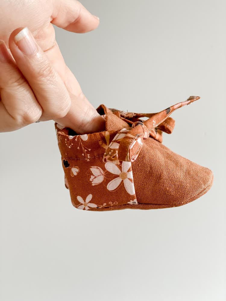Snuggly Jacks Booties - Meadow Linen