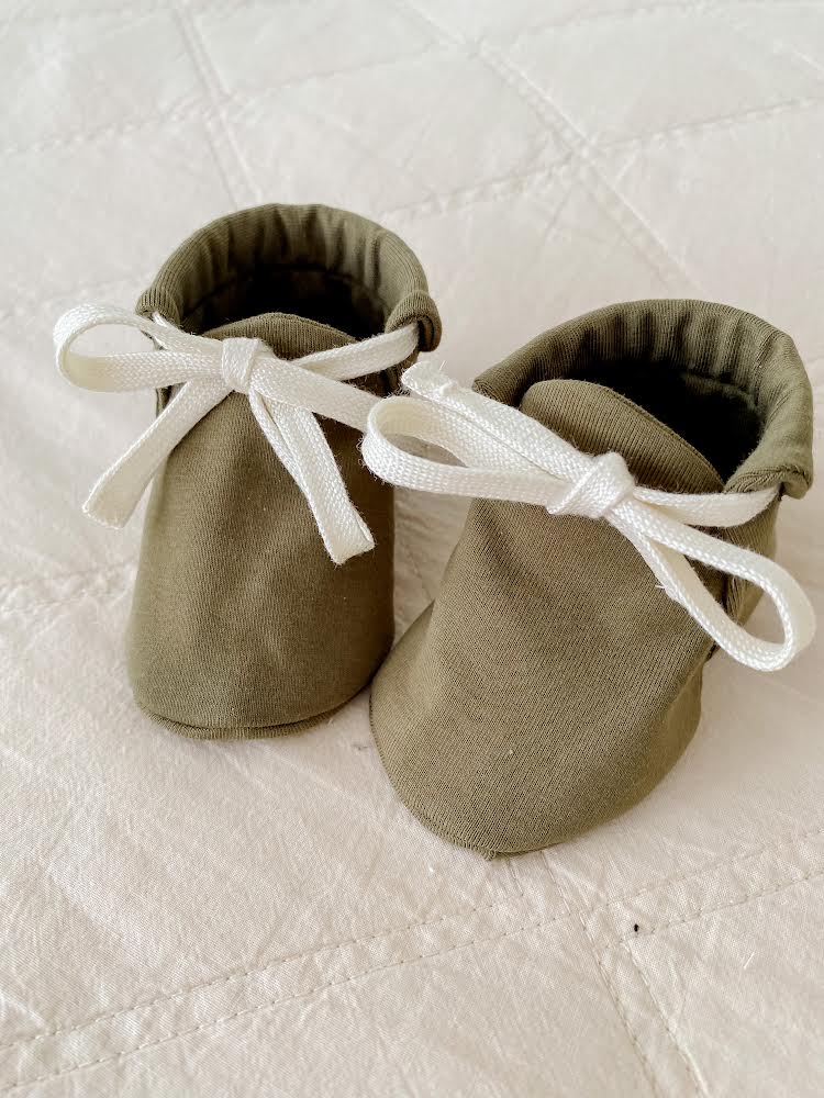 Snuggly Jacks Booties - Olive Jersey Booties