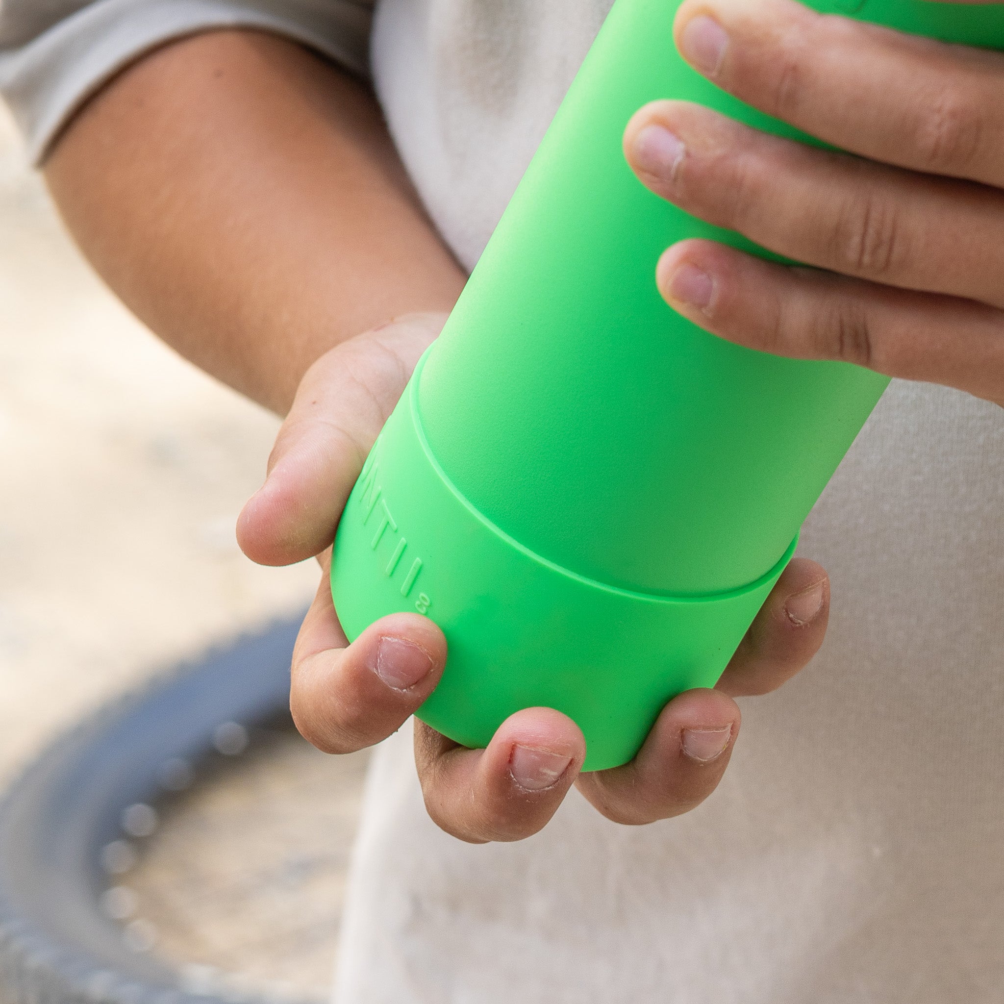 MontiiCo 700ml Drink Bottle Sipper - Apple